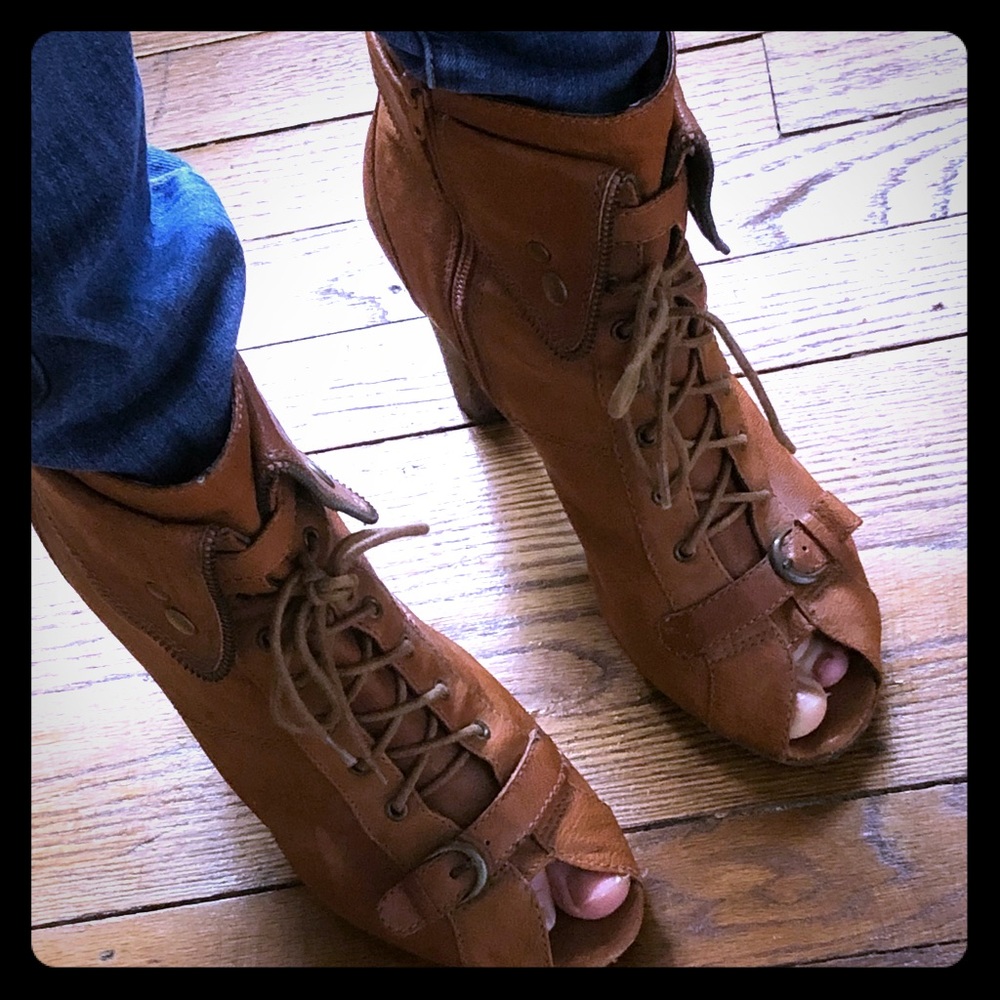 Truvio leather open toed booties